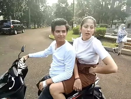 8 Foto Aliando Syarief dan Shita Marino Boncengan Naik Motor ke Lokasi Syuting 'Keajaiban Cinta' SCTV, Manis Banget!