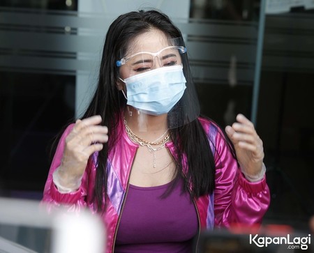 8 FOTO Dewi Perssik Setelah Sembuh Dari Covid-19, Masih Trauma
