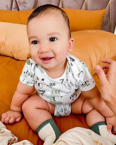 8 Foto Ganteng Baby Ukkasya yang Dibilang Makin Mirip Irwansyah, Punya Senyum Manis dan Mata Bulat Menggemaskan