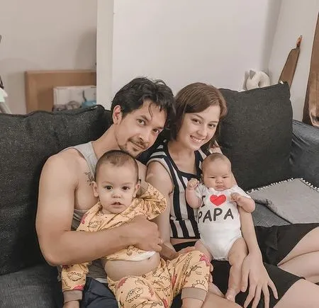 8 Foto Ganteng Edward Akbar Suami Kimberly Ryder Saat Momong Anak, Hot Daddy Banget!