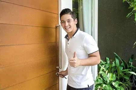 8 Foto Ganteng Samuel Zylgwyn Pakai Baju Lengan Pendek Pamer Bicep Kekar, Zain 'NALURI HATI' Ini Macho Banget!