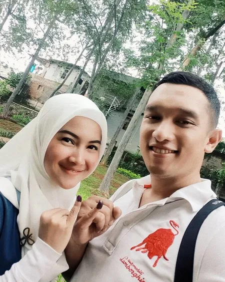 8 Foto Giovanni Tobing Dan Istrinya Yang Jarang Terekspos Sudah Menikah Sejak 2010 Kapanlagi Com