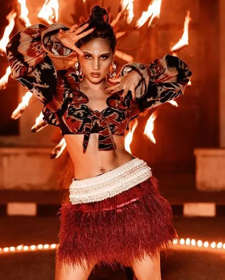 8 Foto Hot Cinta Laura di Pemotretan Terbaru untuk Single 'Markisa', Pamer Abs Hingga Selipkan Budaya Indonesia