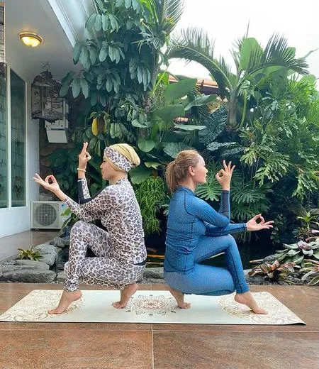 8 Foto Inul Daratista Lakukan Pose Yoga Tunjukkan Bagian Pribadi, Peringatkan Netizen Jangan Punya Pikiran Ngeres