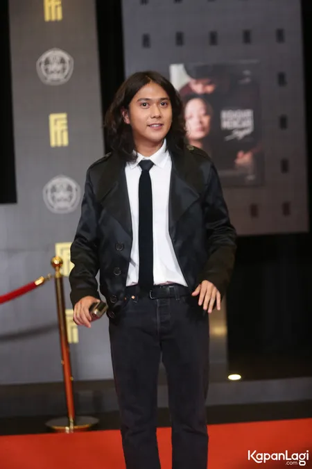 8 Foto Iqbaal Ramadhan di Red Carpet FFI 2021, Tetap Memesona dengan Rambut Makin Gondrong