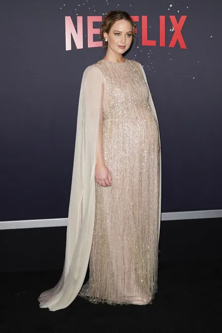 8 Foto Jennifer Lawrence Pamer Baby Bump Saat di Red Carpet Hingga Jalan-Jalan Santai