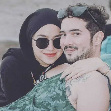 8 Foto Kemesraan Donny Michael Bintang 'NALURI HATI' dengan Sang Istri Aryani Fitriana, Manis Sudah 5 Tahun Menikah