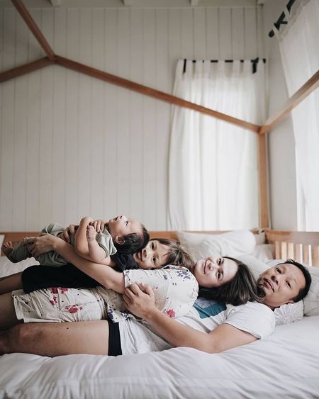 8 Foto Kocak Keluarga Ringgo dan Sabai Morscheck, Baby Mars Dijadikan 'Bahan Percobaan'