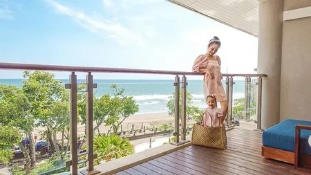 8 Foto Kompilasi Gaya Shandy Aulia dan Baby Claire Pakai Outfit Matching, Mulai Dari Bikini Sampai Dress Pantai