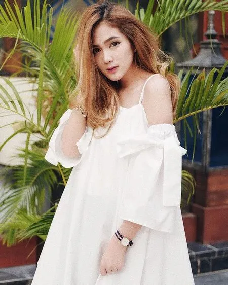 8 Foto Memukau Shanice Margaretha Pakai Deretan Dress, Nayla 'NALURI HATI' Ini Semakin Glowing dan Cantik!