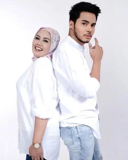 8 Foto Mesra Elly Sugigi dengan Suami Gantengnya, Pelukan Romantis - Main Air di Pantai