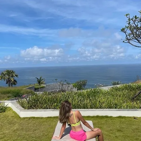 8 Foto Nia Ramadhani Liburan di Bali, Cantik Pakai Bikini dan Dress Backless