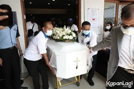8 FOTO Pemakaman Raditya Oloan Diiringi Isak Tangis Keluarga, Joanna Alexandra Berusaha Tersenyum Tegar