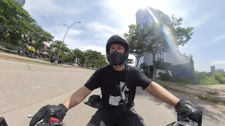 8 Foto Penampilan Kece Glenn Alinskie Jadi Anak Motor, Sempat Atraksi Bareng Nastusha!