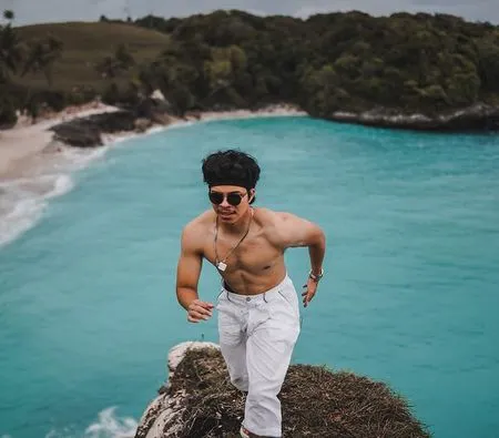 8 Foto Shirtless Atta Halilintar yang Bikin Heboh, Pamer Otot Lengan Kekar - Perut Six Pack