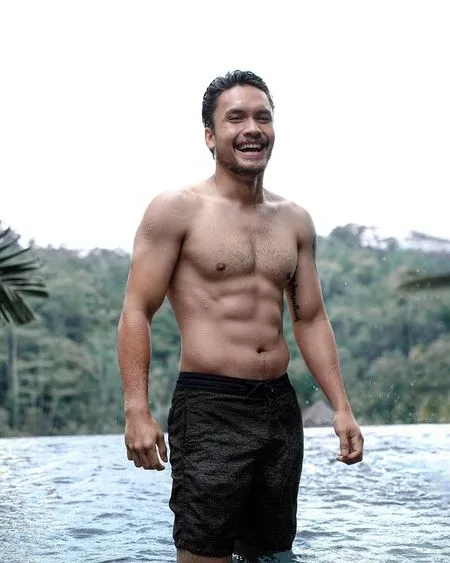 8 Foto Shirtless Randy Pangalila yang Bikin Salfok, Pamer Chocolate Abs Hingga Lengan Berotot