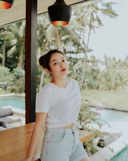 8 Foto Siti Badriah dan Krisjiana Pamer Kemesraan di Pantai Bali, Romantis Bak Bulan Madu