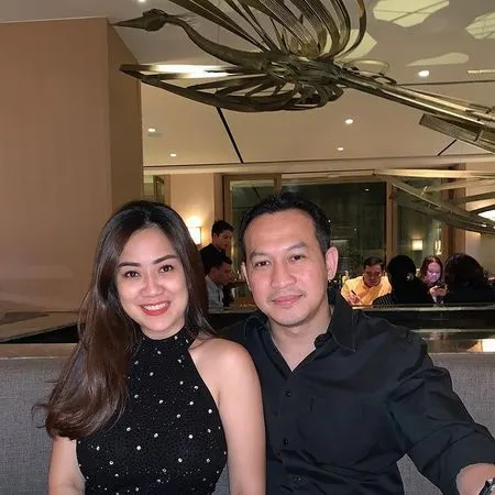 8 Foto Tante Ernie 'Pemersatu Bangsa' dan Suami yang Jarang Terekspos, 19 Tahun Nikah - Tak Cemburu Istrinya Posting Foto Hot