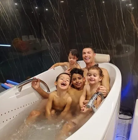 8 Gaya Ganteng Hot Daddy Cristiano Ronaldo Saat Asuh Anak: Mandi Bareng - Olahraga Sambil Jaga Bayi