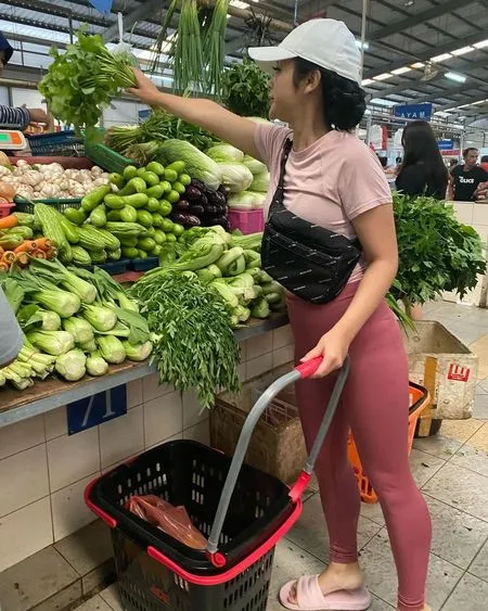 8 Gaya Selebriti Belanja ke Pasar Tradisional, Sarwendah Santai Pakai Daster - Sophia Latjuba Tetap Tampil Kece