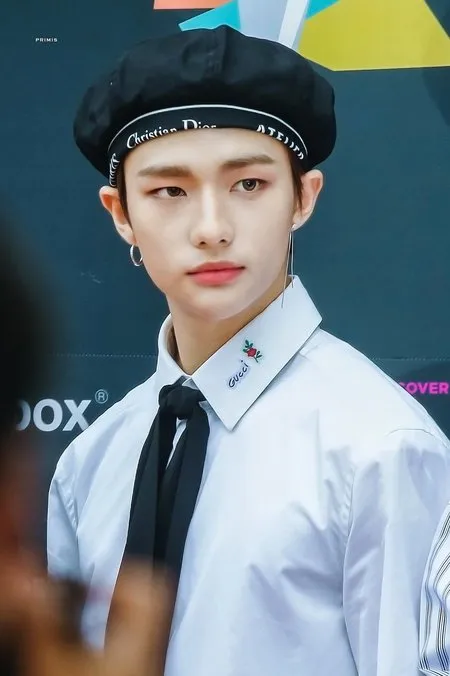 8 K-Pop Idol Cowok ini Bikin Fans Klepek-Klepek Saat Pakai Topi Baret: V BTS, D.O. EXO, Sampai Hyunjin Stray Kids!