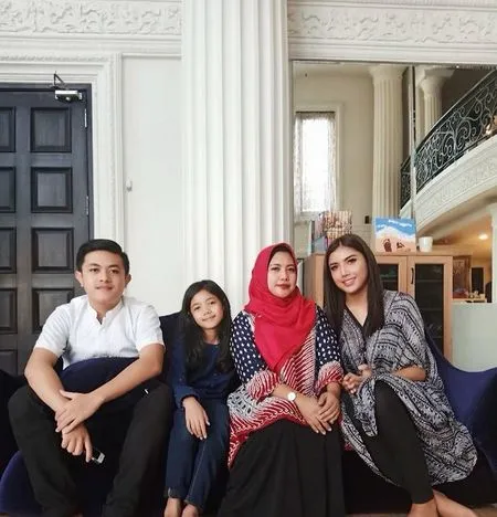 8 Momen Hangat Millendaru Bareng Keluarga yang Jarang Tersorot, Kini Penampilannya Sudah Diterima Sepenuh Hati