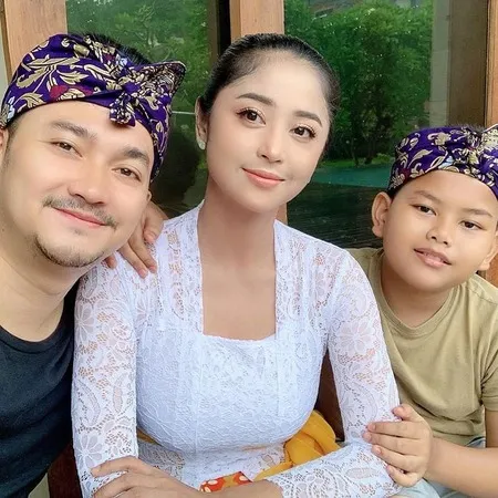 8 Momen Kebersamaan Anak Angkat Dewi Perssik dan Angga Wijaya, Selalu Kompak Mesti Tak Terikat Darah