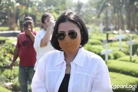 8 Momen Mutia Ayu Ziarah ke Makam Almarhum Glenn Fredly, Curhat Selalu Diajak 'Kencan' Dalam Mimpi