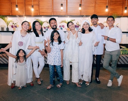 9 Momen Selebritis Bareng Saudara Yang Berbeda Agama Tetap Hangat Dan Harmonis Kapanlagi Com