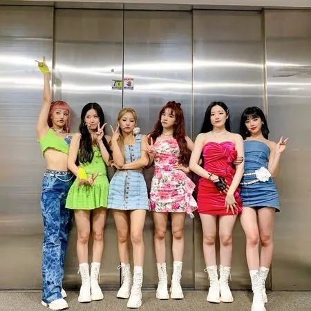 8 Outfit Kontroversial Idol K-Pop dan Seleb Korea Sepanjang Tahun 2020, Stylist Jadi Sasaran Komentar Pedas Netizen
