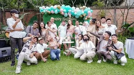 8 Potret Abash Mantan Lucinta Luna Pamer Ciuman Mesra Dengan Pacar di Hari Ultah, Banjir Cibiran Dari Netizen