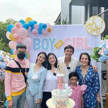 8 Potret Acara Gender Reveal Party Felicya Angelista - Immanuel Caesar Hito, Bernuansa Putih dan Serba Pastel