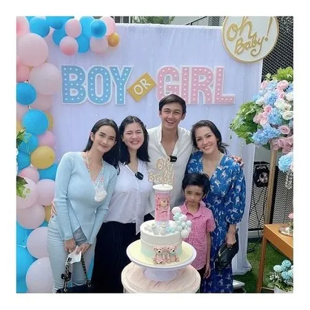 8 Potret Acara Gender Reveal Party Felicya Angelista - Immanuel Caesar Hito, Bernuansa Putih dan Serba Pastel