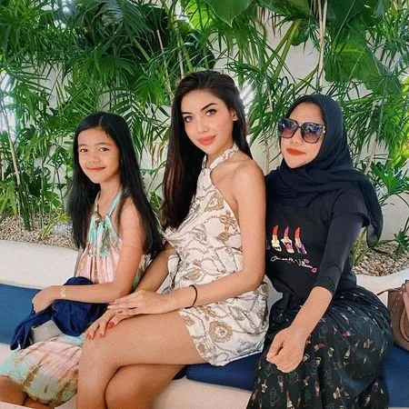 8 Potret Aisyah Khumayra Adik Kandung Millendaru yang Sama Sekali Tak Tersorot, Paras Cantiknya Curi Perhatian!