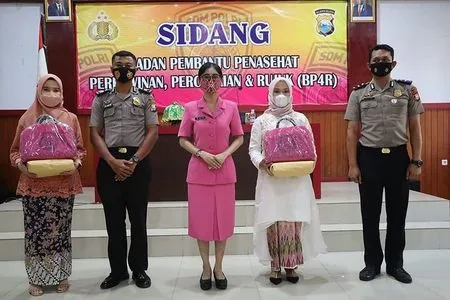 8 Potret Aksi Uut Permatasari Saat Bertugas Jadi Ibu Bhayangkari, Pesona Cantik dan Anggun Ramai Disorot