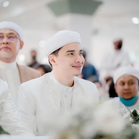 8 Potret Alvin Faiz di Pernikahan Ameer Azzikra, Dipuji Ganteng Mirip Mendiang Ustaz Arifin Ilham