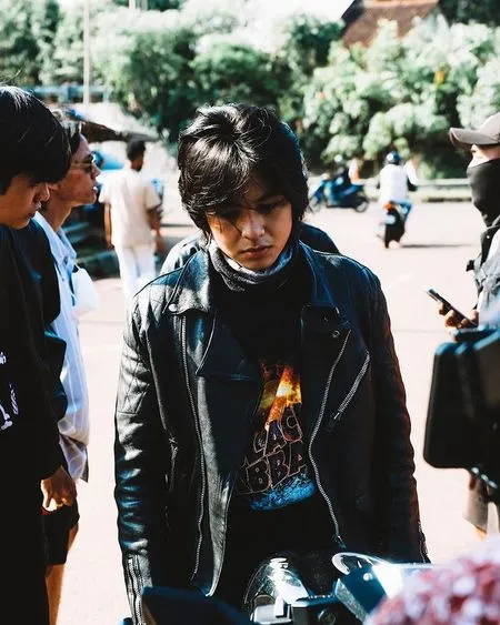 8 Potret Angga Yunanda Dan Rambutnya Yang Makin Gondrong Fans Bilang Tampan Mirip Eren Attack On Titan Kapanlagi Com