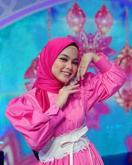 8 Potret Anggun Putri Isnari Kenakan Hijab, Auranya Makin Teduh - Banjir Pujian Netizen