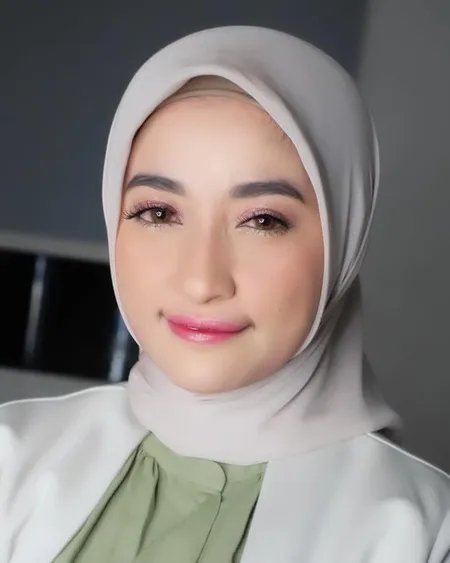 8 Potret Anggun Salmiati, Bunga Desa yang Jadi Istri Fildan DA - Sosok Hangat Penyayang Keluarga