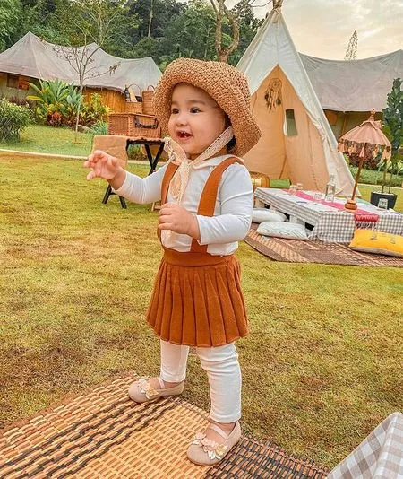 8 Potret Azzahra Jiwa Cucu Siti Nurhaliza yang Jarang Tersorot, Wajahnya Cantik dan Gemesin Banget Mirip Boneka
