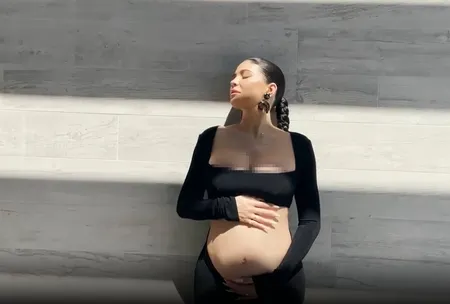 8 Potret Baby Bump Kylie Jenner yang Sudah Terlihat Besar di Kehamilan Kedua