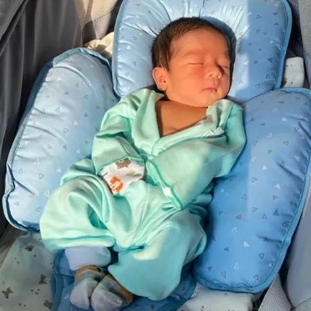 8 Potret Baby Erlangga Anak Tata Janeeta yang Baru Lahir, Ganteng Menggemaskan Punya Hidung Mancung Banget