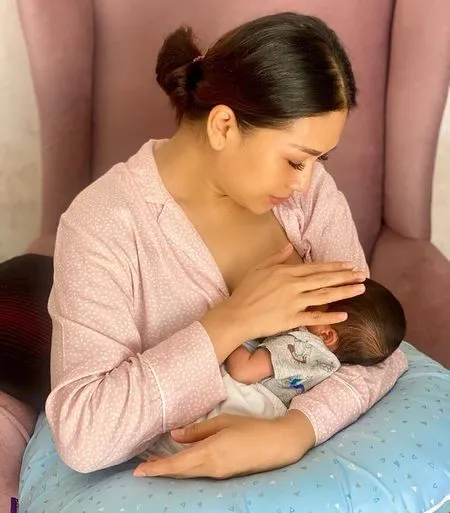 8 Potret Baby Erlangga Anak Tata Janeeta yang Baru Lahir, Ganteng Menggemaskan Punya Hidung Mancung Banget
