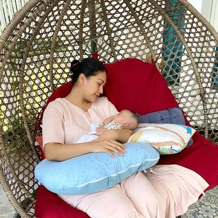 8 Potret Baby Erlangga Anak Tata Janeeta yang Baru Lahir, Ganteng Menggemaskan Punya Hidung Mancung Banget