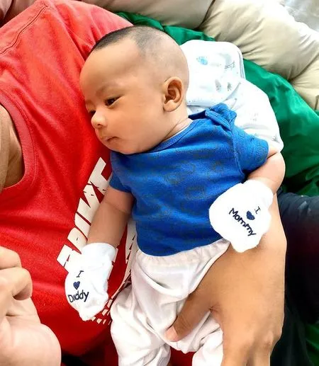 8 Potret Baby Erlangga Anak Tata Janeeta yang Baru Lahir, Ganteng Menggemaskan Punya Hidung Mancung Banget