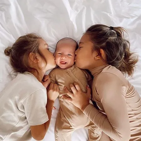 8 Potret Baby Kiyoji Putra Ketiga Jennifer Bachdim yang Bikin Gemas Netizen, Suka Senyum Ganteng