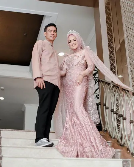 8 Potret Bahagia Meggy Wulandari Pasca Cerai dari Kiwil, Hidup Bareng Suami Baru yang Dibilang Mirip