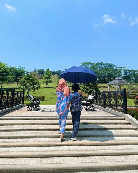 8 Potret BCL Ziarah ke Makam Ashraf Sinclair di Hari Ulang Tahun Sang Suami, Penampilan Cantik Berhijab Banjir Pujian