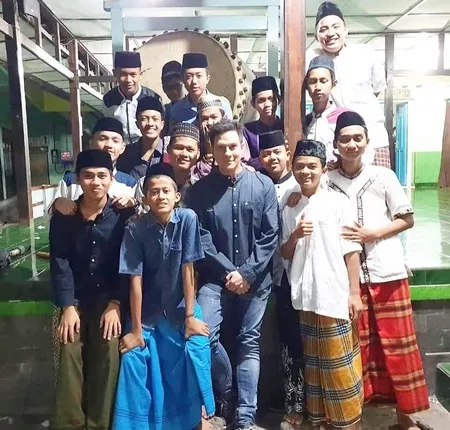 8 Potret Bertrand Antolin yang Sering Disebut Mualaf Oleh Netizen, Rajin Wakaf Ribuan Al-Quran - Ikut Rayakan Hari Raya Umat Muslim