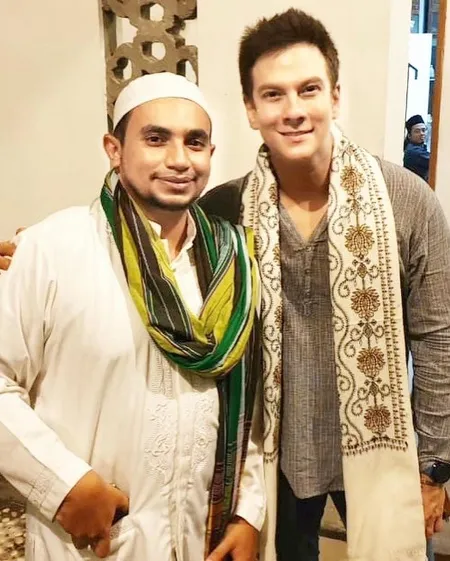 8 Potret Bertrand Antolin yang Sering Disebut Mualaf Oleh Netizen, Rajin Wakaf Ribuan Al-Quran - Ikut Rayakan Hari Raya Umat Muslim
